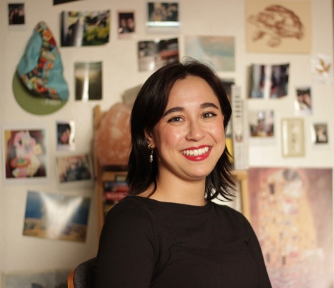 kendin portrait in front of art